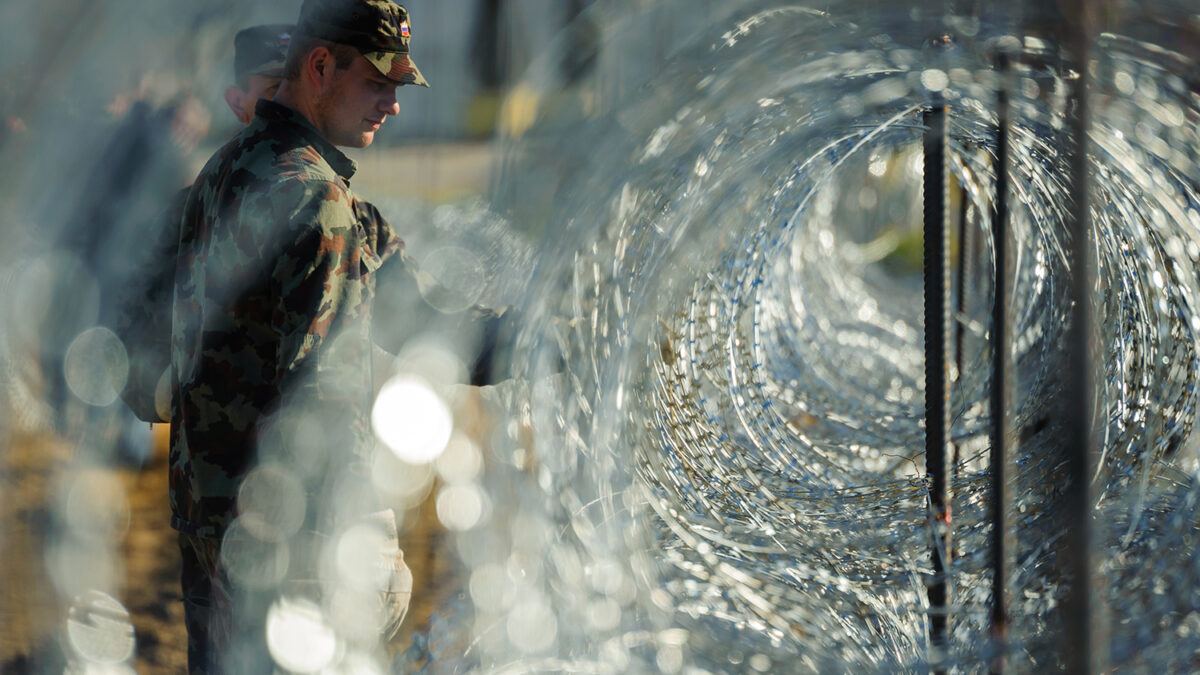 Slovenia starts building a barbed wire fence to stop the entrance of immigrants