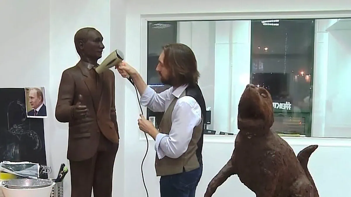 Fabrican una estatua de chocolate a tamaño real de Vladimir Putin