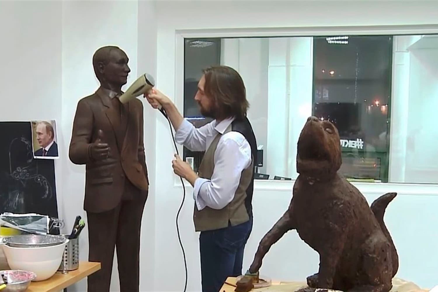 Fabrican una estatua de chocolate a tamaño real de Vladimir Putin