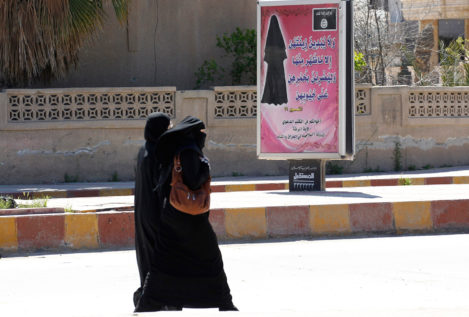 Lo negro de ser mujer en Raqqa