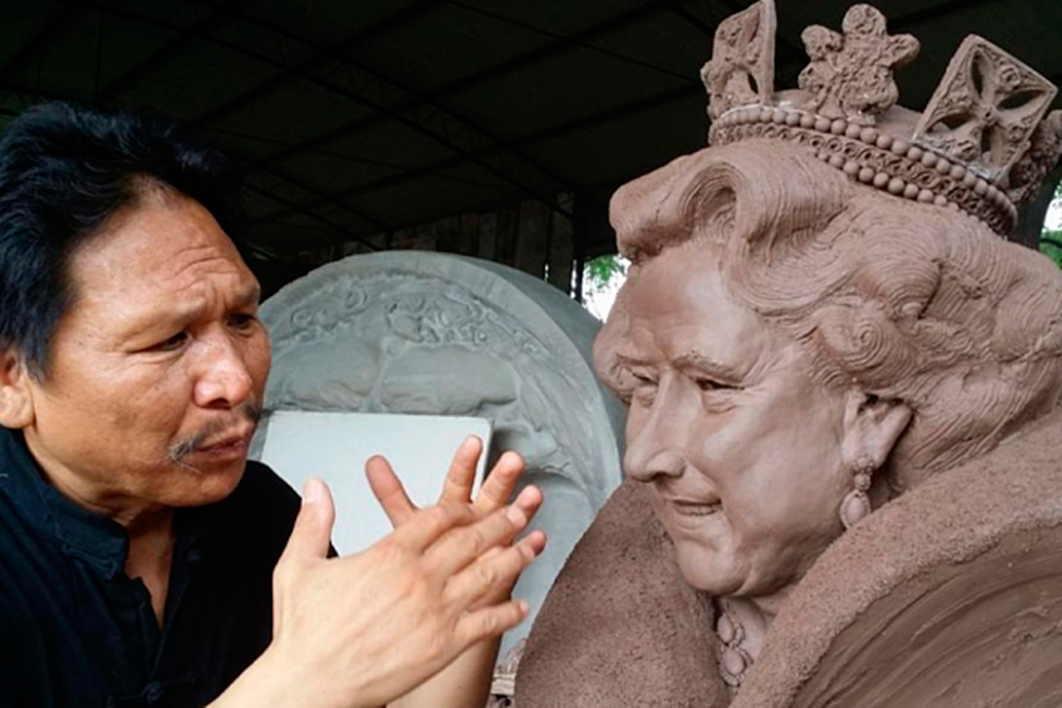 The new Queen Elizabeth II bust that resembles Tom Hanks