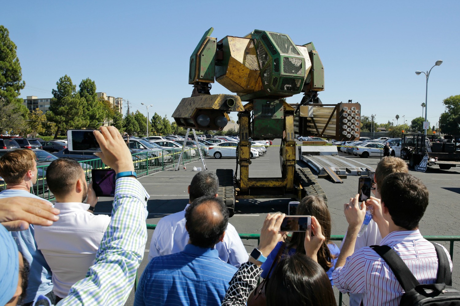 U.S. giant robots challenge the Japanese in a battle