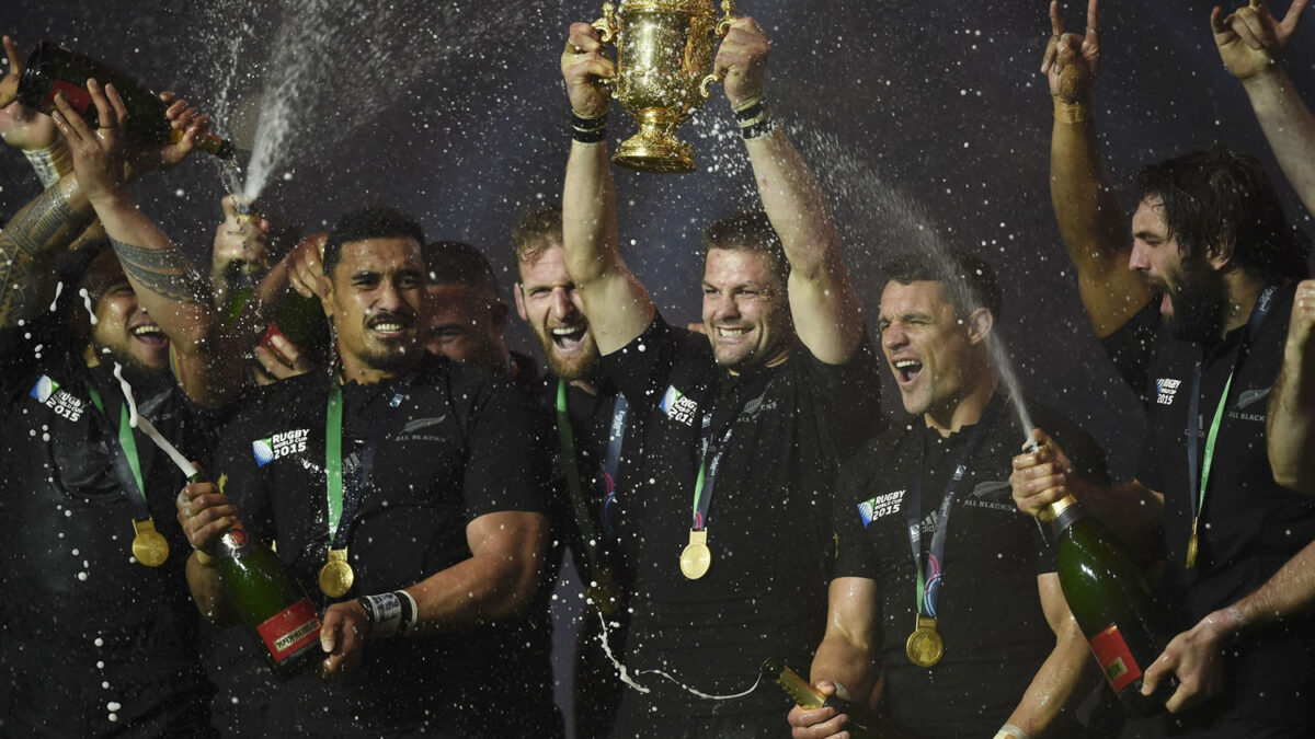 Nueva Zelanda celebra la Copa del Mundo de Rugby tras una final extenuante