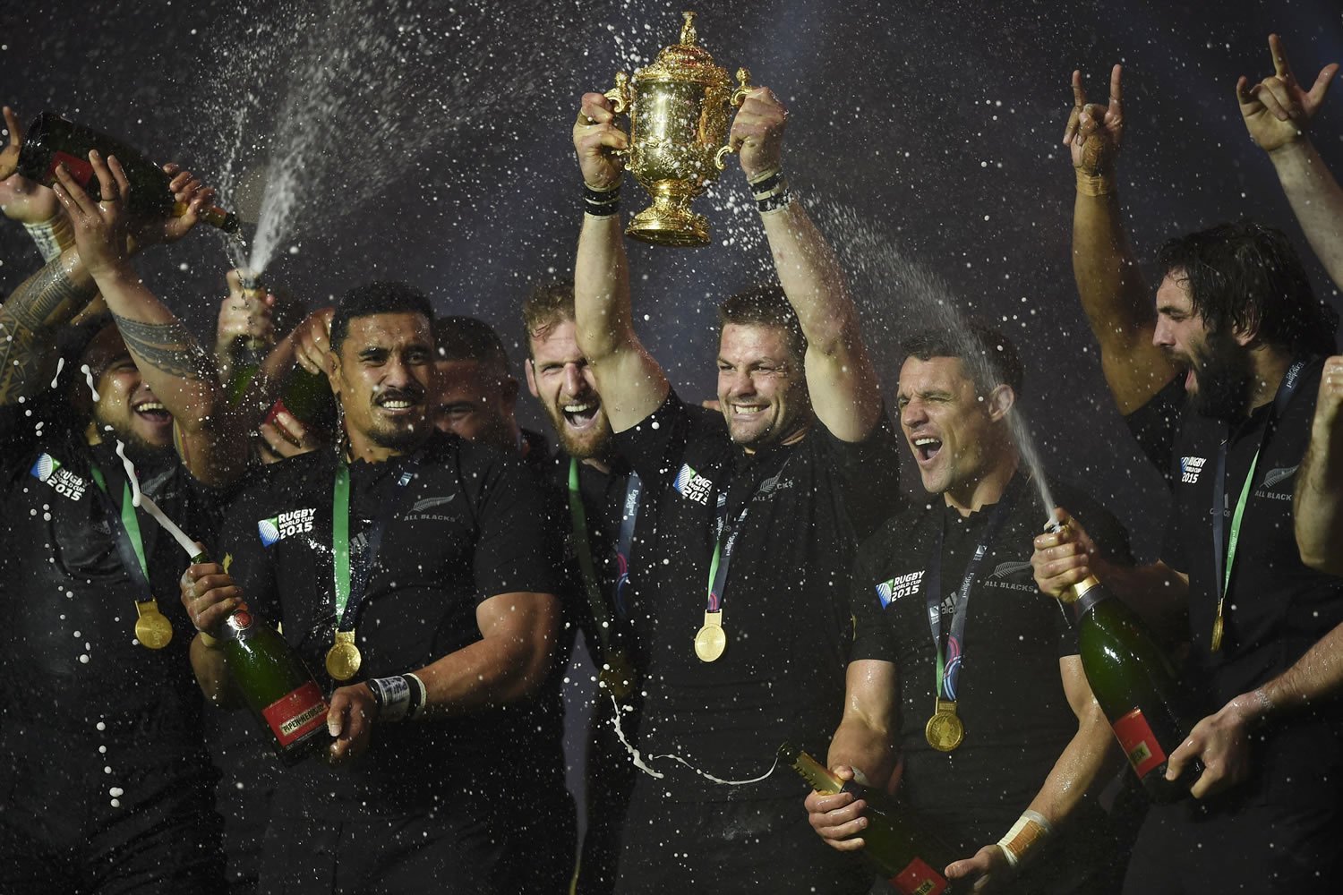Nueva Zelanda celebra la Copa del Mundo de Rugby tras una final extenuante
