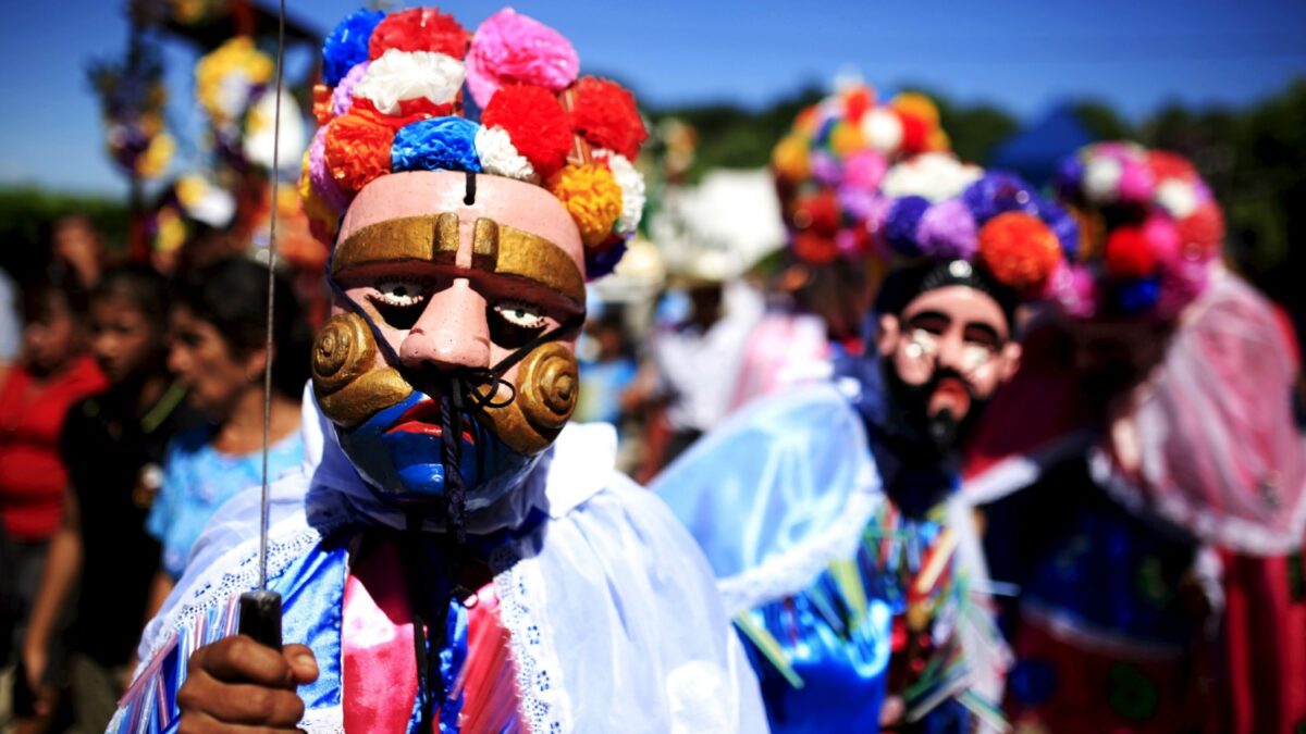 Una colorida danza por la «amistad» de los santos en El Salvador