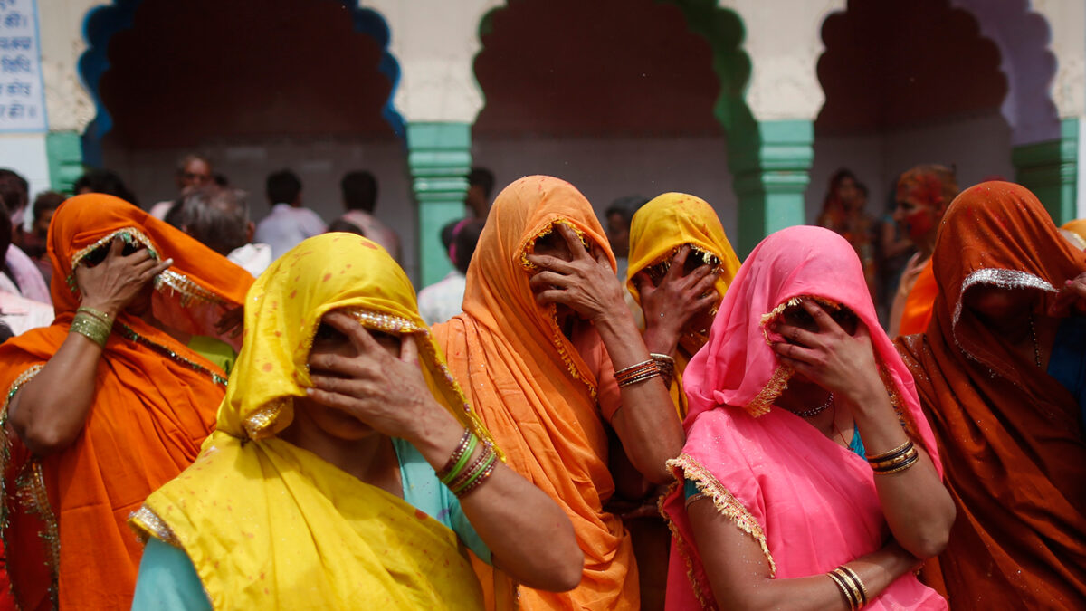 Las turistas deberán llevar sari para entrar al templo hinduista de Varanasi