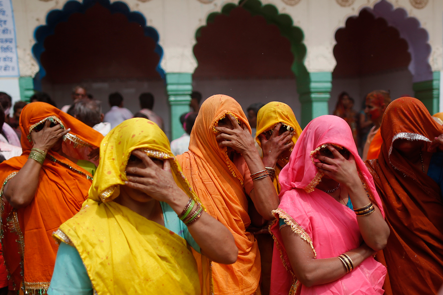Las turistas deberán llevar sari para entrar al templo hinduista de Varanasi