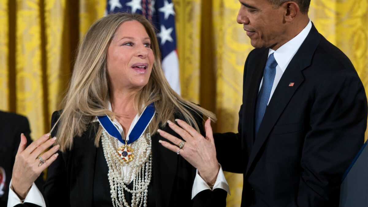 Obama entrega la Medalla de la Libertad a Barbra Streisand