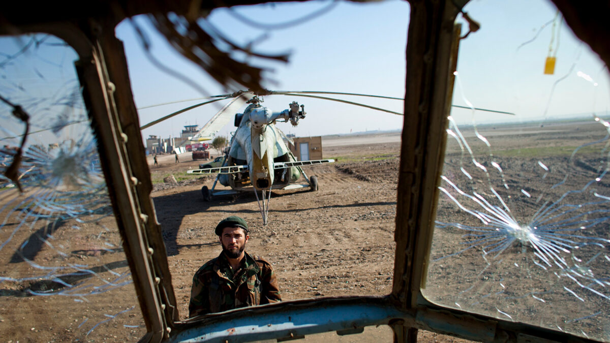 Talibanes derriban un helicóptero de la ONU y capturan a 18 personas