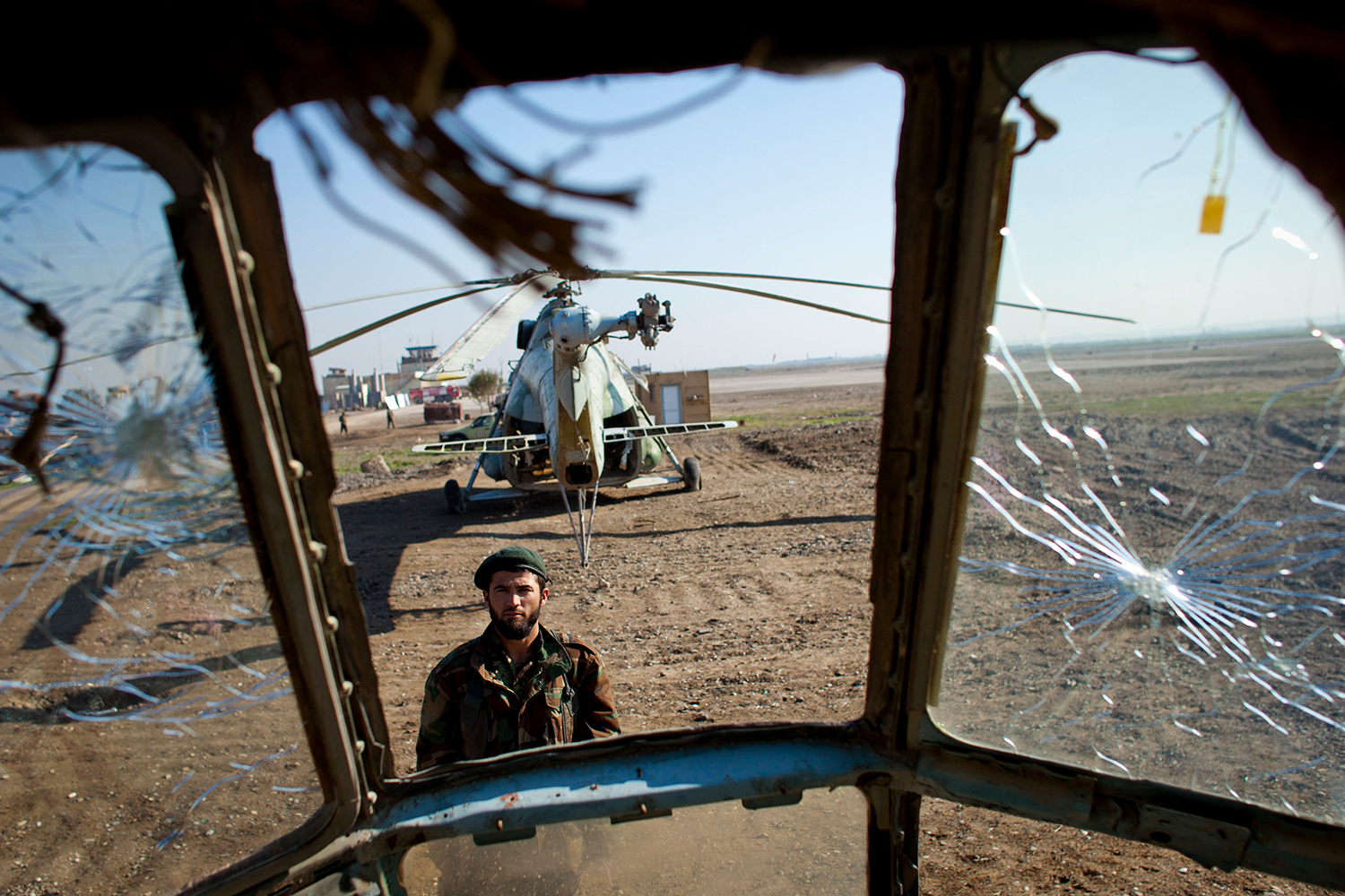 Talibanes derriban un helicóptero de la ONU y capturan a 18 personas