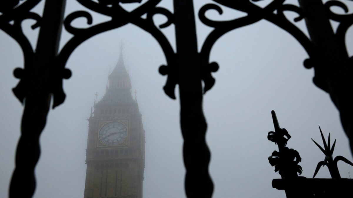 Dozens of London flights canceled due to the intense fog