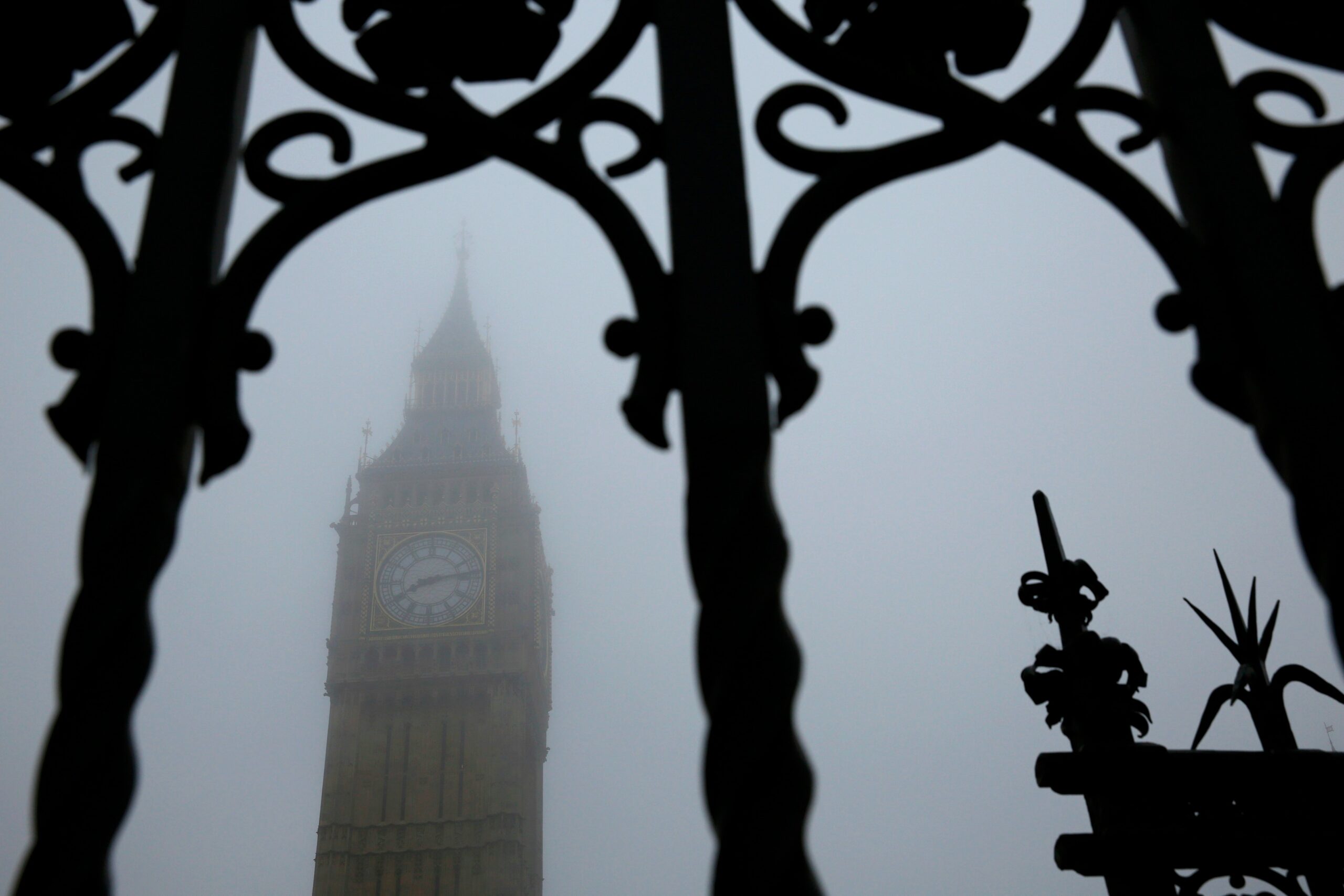 Dozens of London flights canceled due to the intense fog