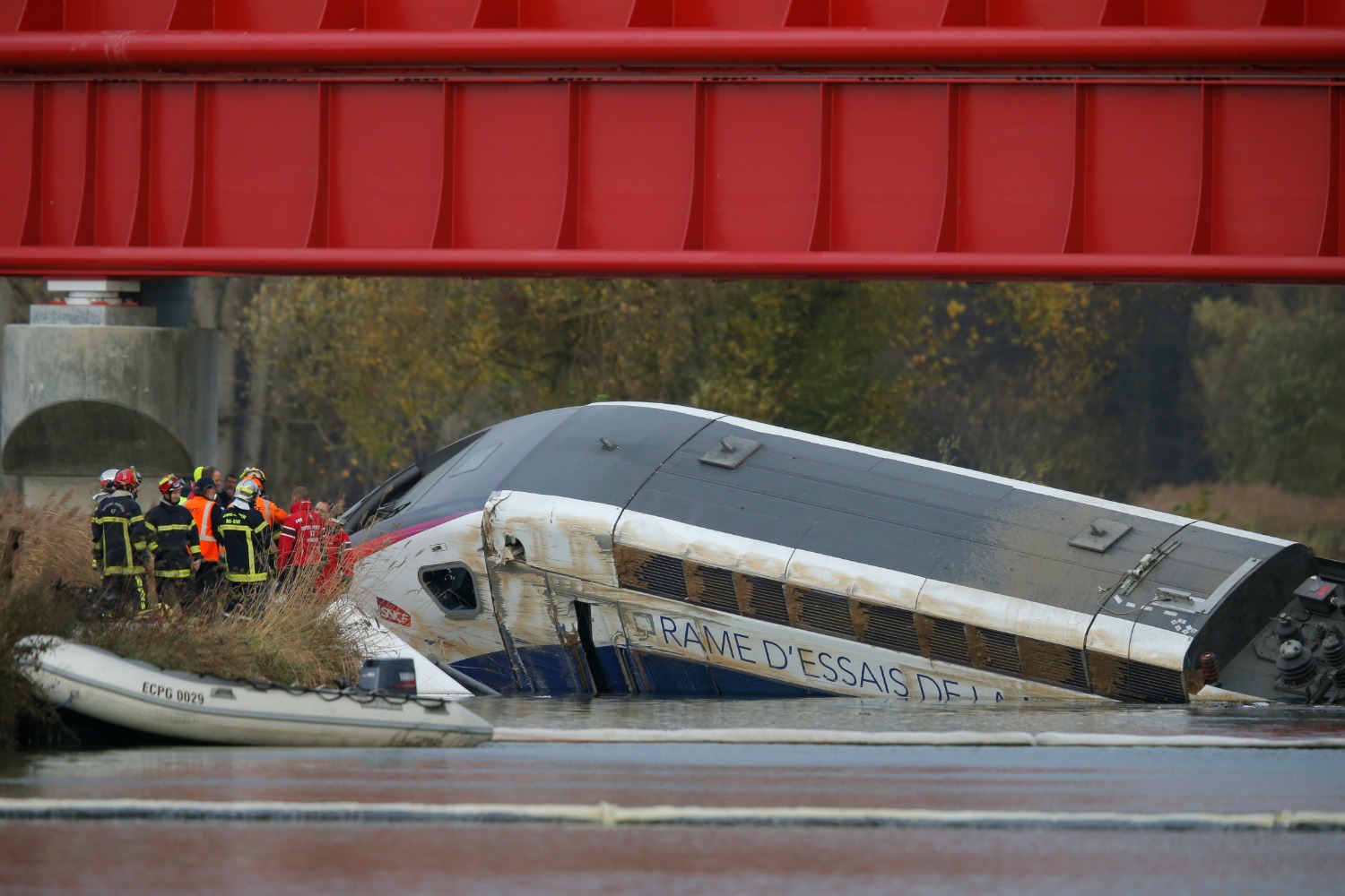 El tren de velocidad francés descarriló por un error del maquinista