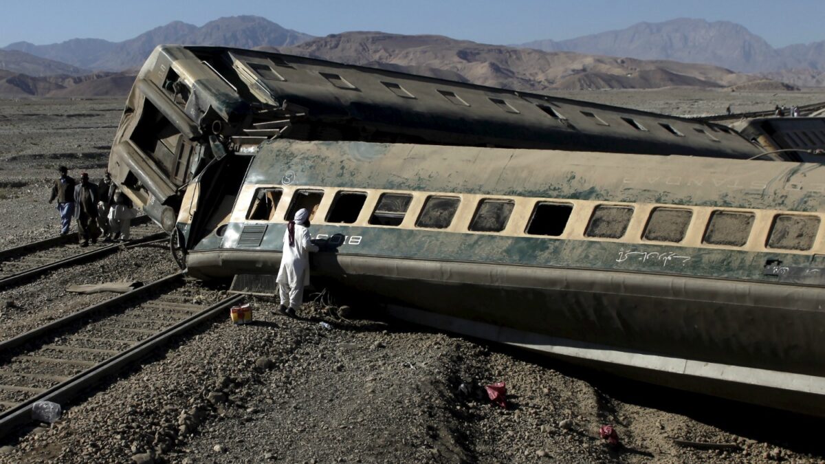 13 muertos y más de 100 heridos en un accidente de tren en Pakistán