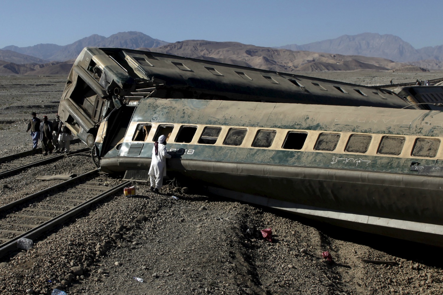 13 muertos y más de 100 heridos en un accidente de tren en Pakistán