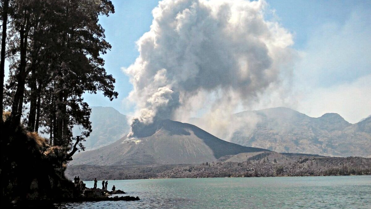 Bali airport closed due to volcanic activity