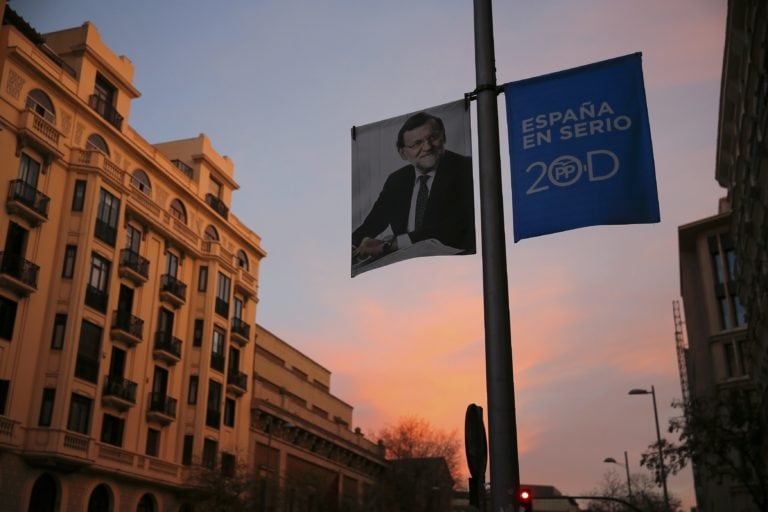 El cartel electoral del partido del gobierno, el Partido Popular, colgado de una farola en Madrid (REUTERS/Marcelo Del Pozo)