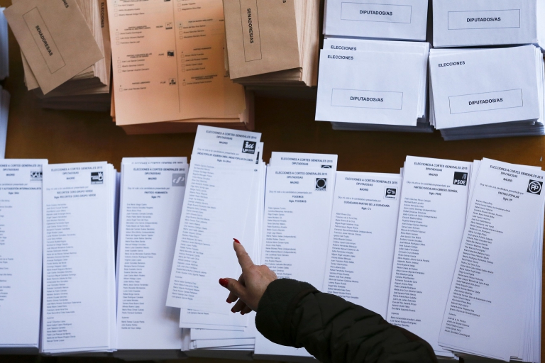 A voter chooses a ballot paper before voting in Spain's general election in Madrid, Spain, December 20, 2015.  REUTERS/Marcelo Del Pozo