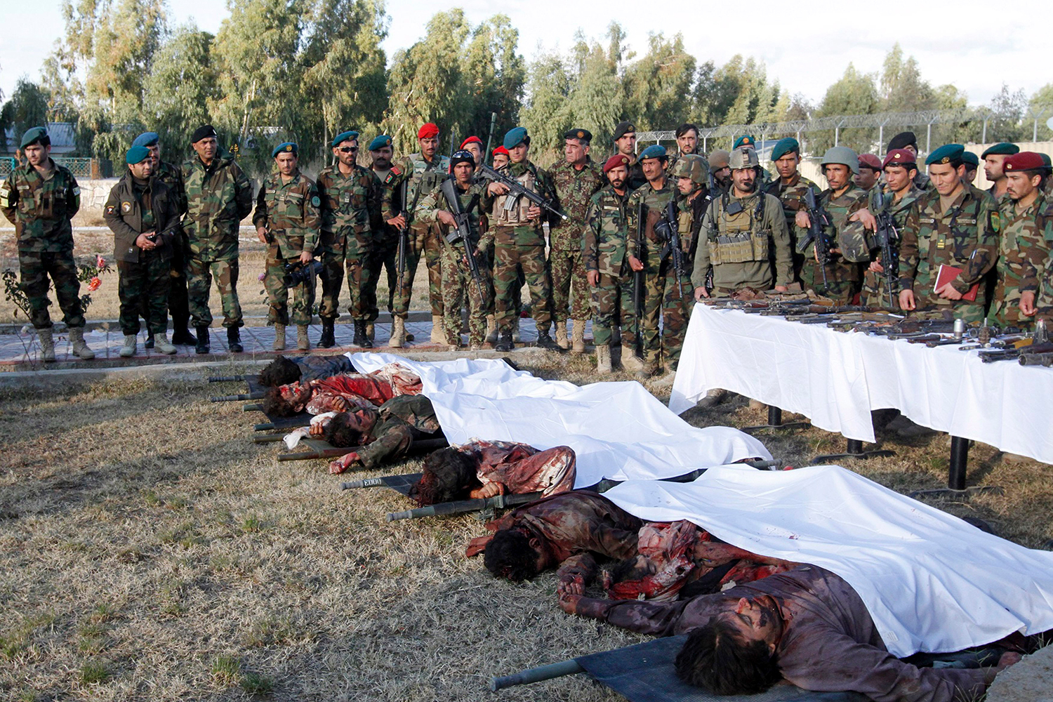 Talibán atacaron el aeropuerto de Kandahar y mueren 37 civiles
