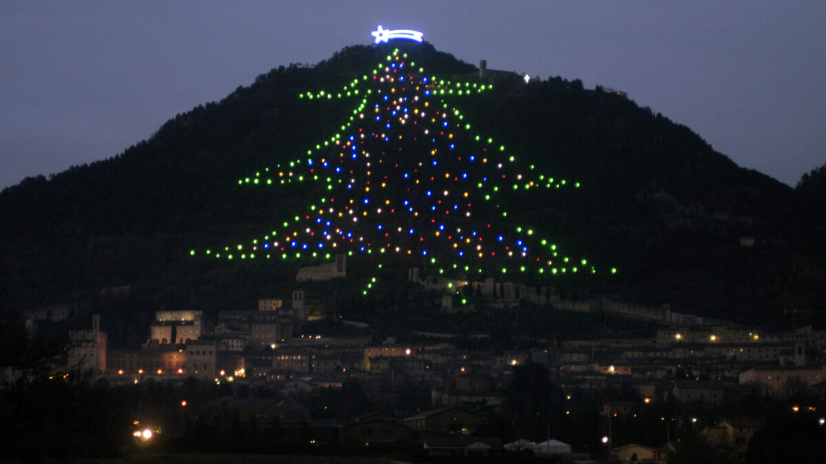 El árbol de Navidad más grande del mundo está en Gubbio, Italia