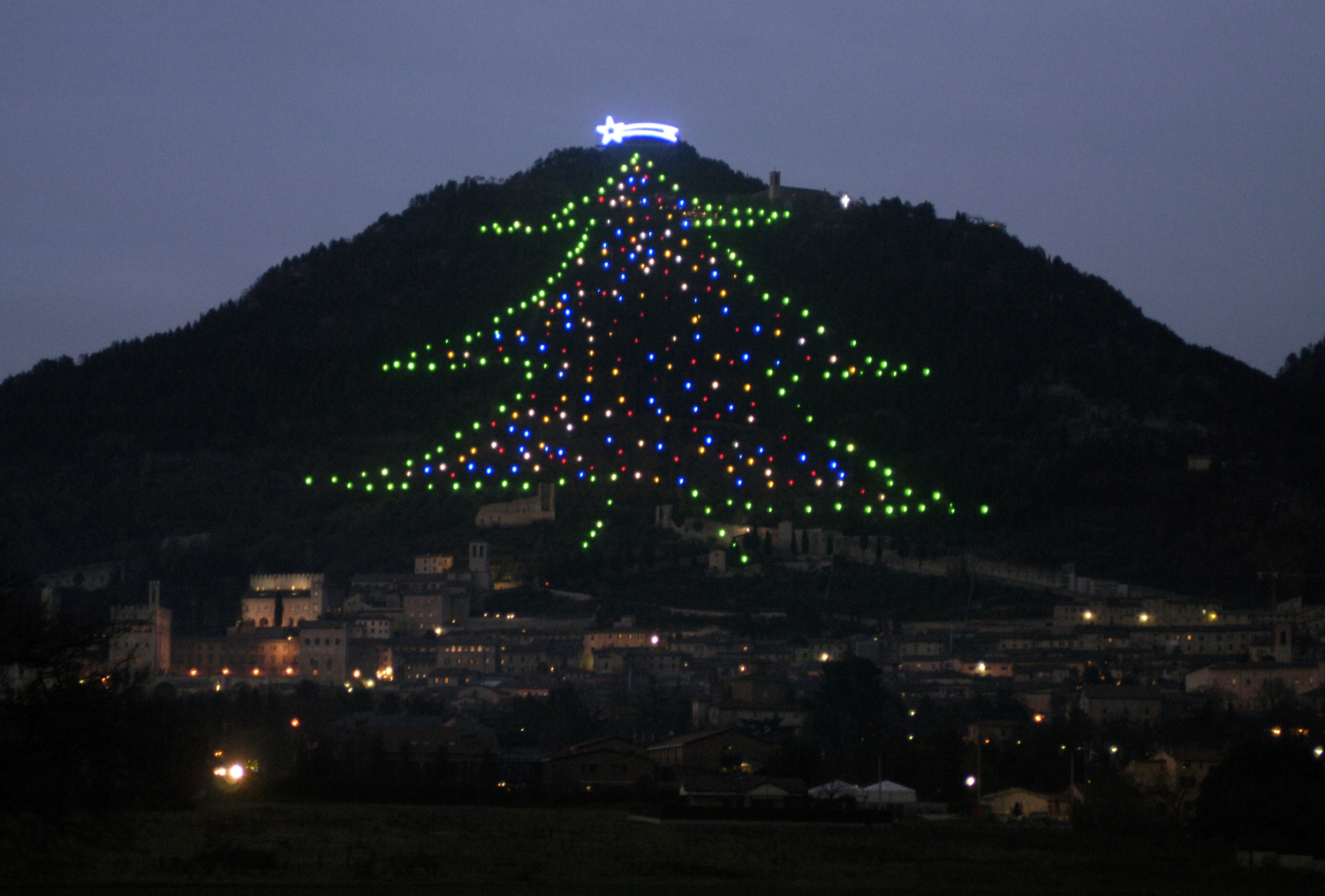 El árbol de Navidad más grande del mundo está en Gubbio, Italia