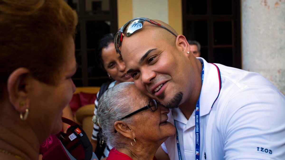 Jugadores cubanos de la MLB regresan a EEUU tras una visita oficial en tierras cubanas