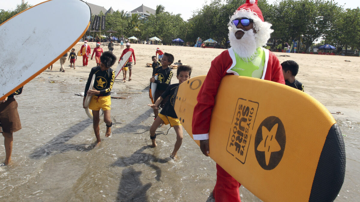 Santa Claus es surfista en Indonesia