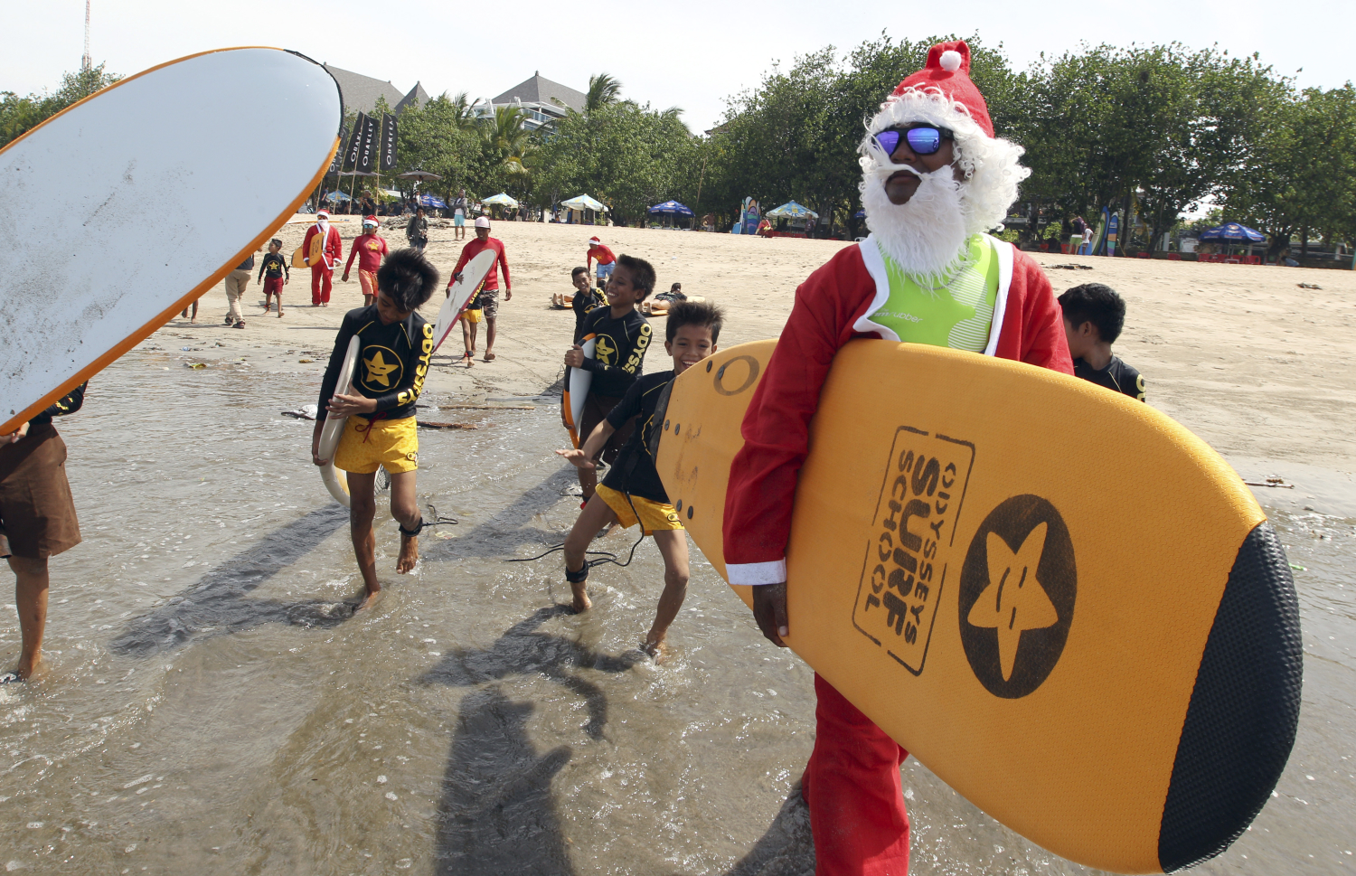 Santa Claus es surfista en Indonesia