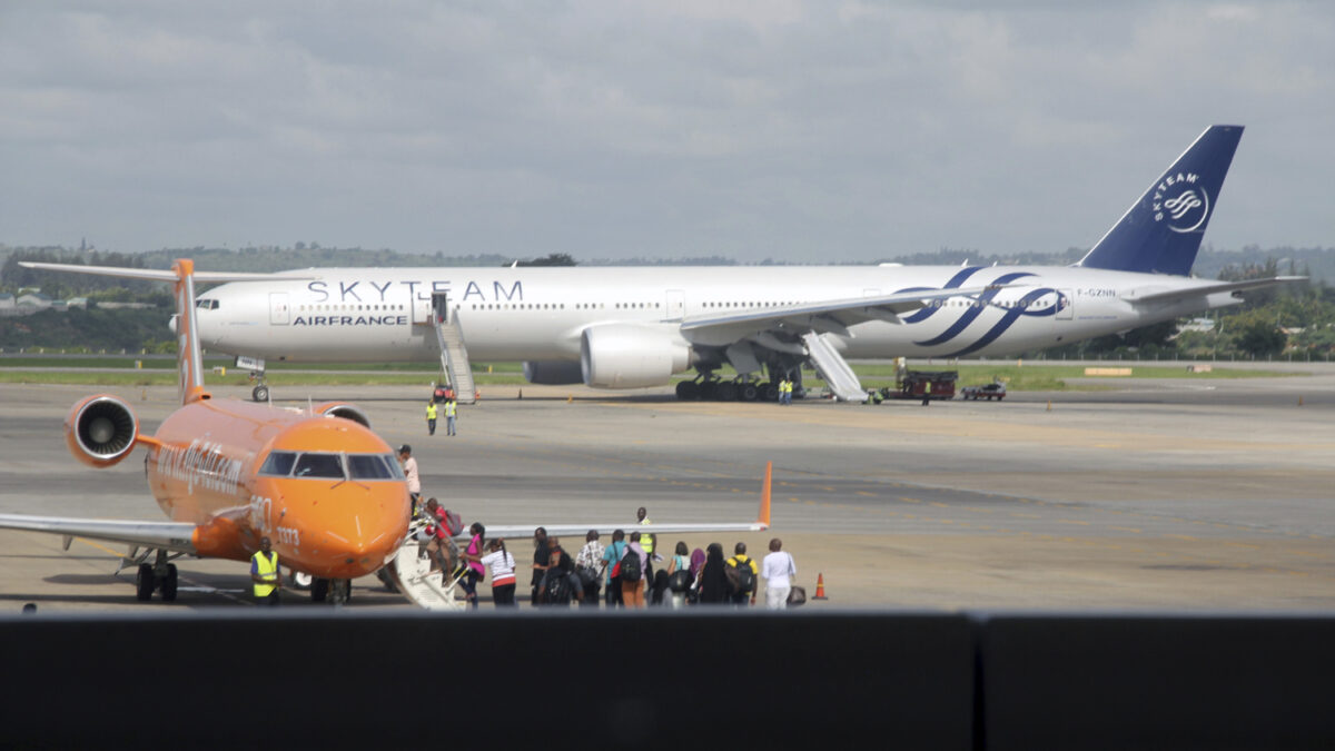 Detienen a un policía francés retirado por la bomba falsa en el avión de Air France