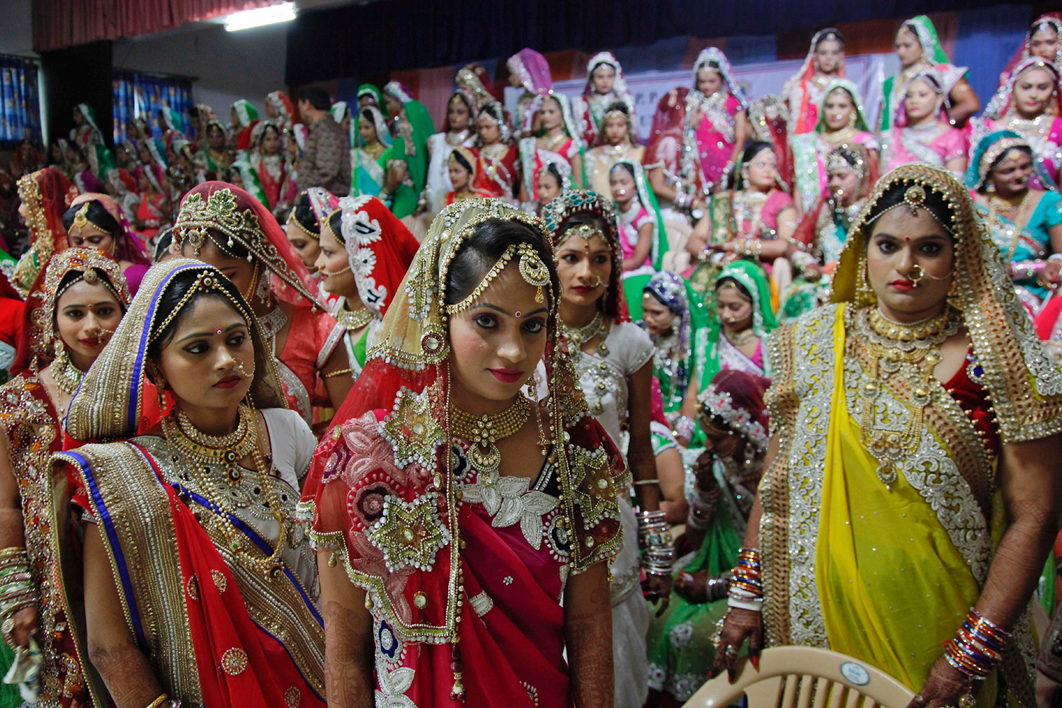 151 parejas se dan el "sí" en una boda masiva en la India