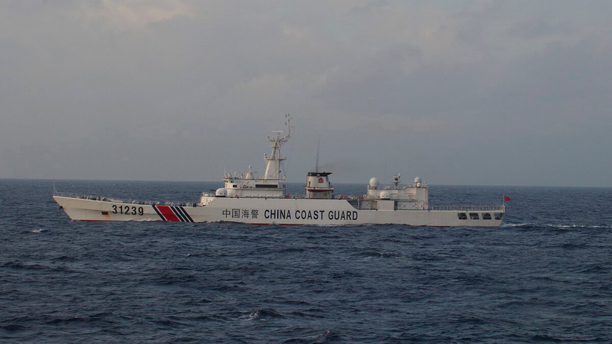 Un buque chino armado con cañones navega cerca de las islas disputadas con Japón