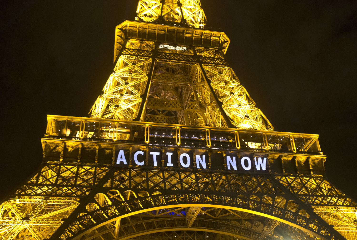 La cumbre del clima de París aprueba un borrador pero sin acuerdos en asuntos más problemáticos