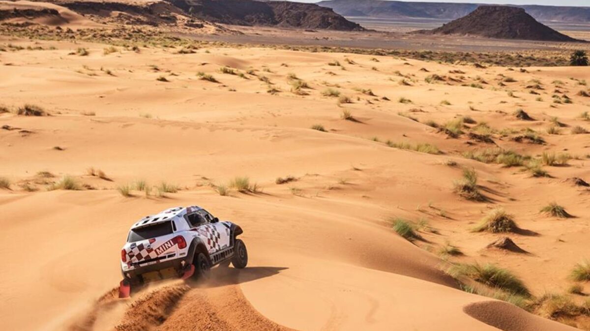 El equipo MINI se prepara con sus doce pilotos para su incursión en el Rally Dakar 2016