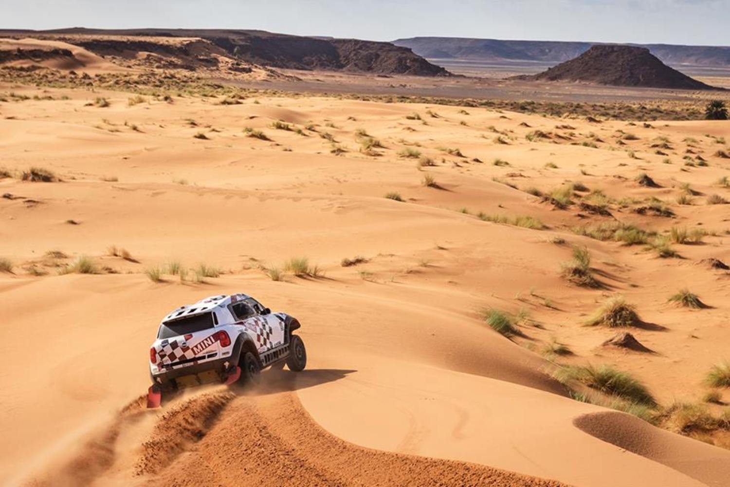 El equipo MINI se prepara con sus doce pilotos para su incursión en el Rally Dakar 2016