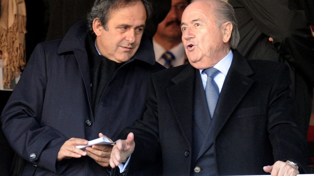 Joseph Blatter y Michael Platini, inhabilitados por ochos años