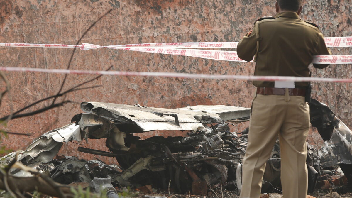 Mueren diez personas tras estrellarse una avioneta militar en Nueva Delhi
