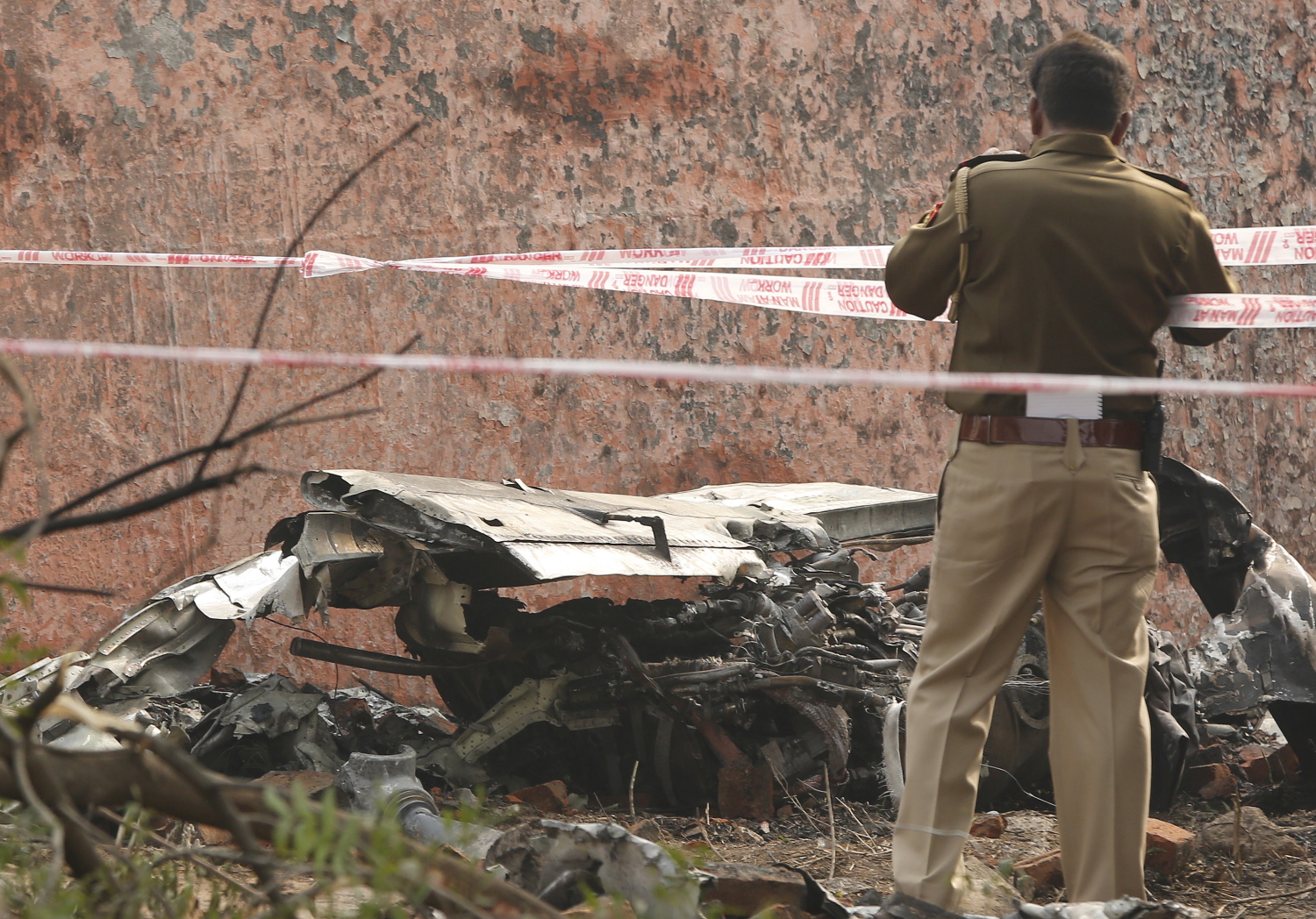 Mueren diez personas tras estrellarse una avioneta militar en Nueva Delhi