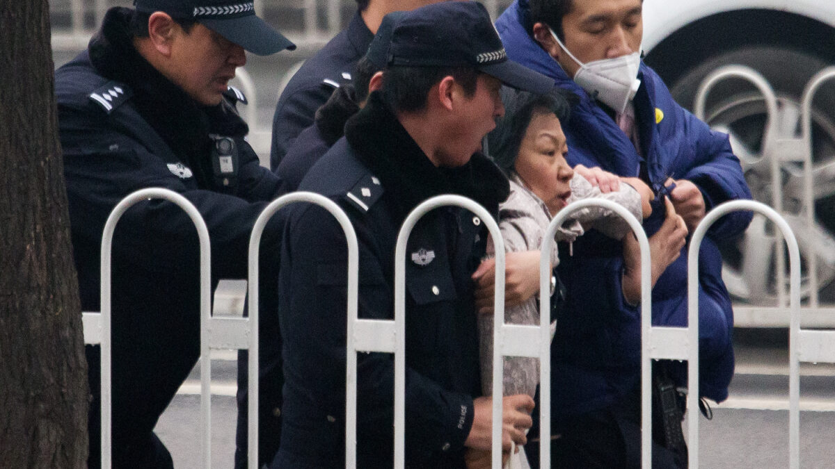 Duros enfrentamientos durante el juicio a uno de los mayores defensores de los derechos humanos de China