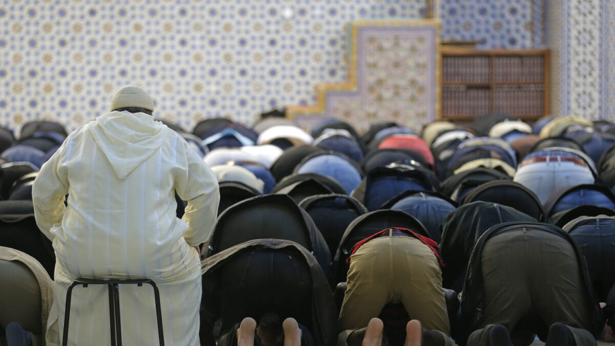 Francia cerrará más de 100 mezquitas