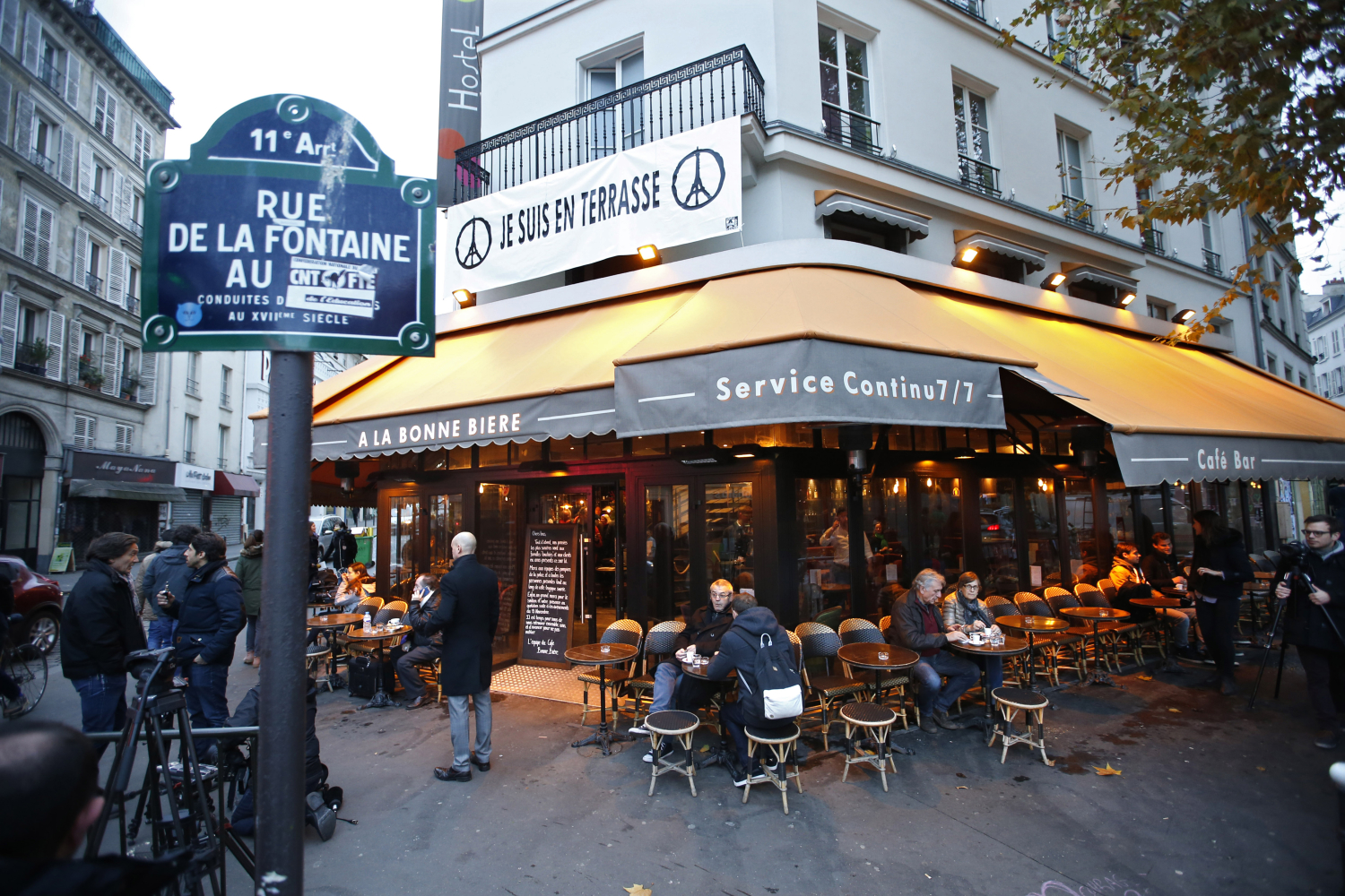 París continúa la vida tras el 13N: reabre una de las cafeterías atacadas