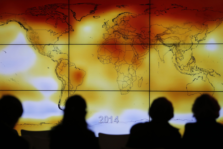 Participantes ante una pantalla que muestra un mapa del mundo con las anomalías climáticas (REUTERS/Stephane Mahe)