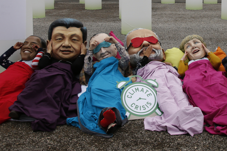 Activistas Intermón Oxfam portan máscaras que representan algunos de los líderes mundiales (REUTERS/Jacky Naegelen)