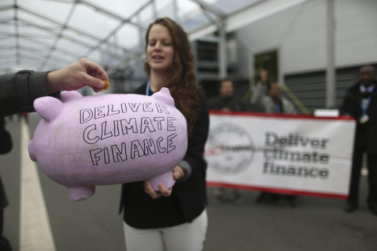 Un participante sostiene una hucha (REUTERS/Stephane Mahe) 
