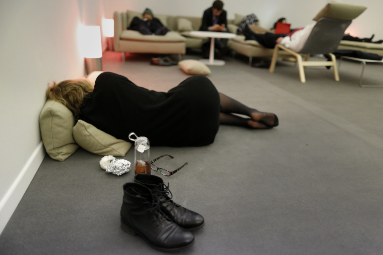Observadores toman descansan en la Conferencia (REUTERS/Jacky Naegelen)