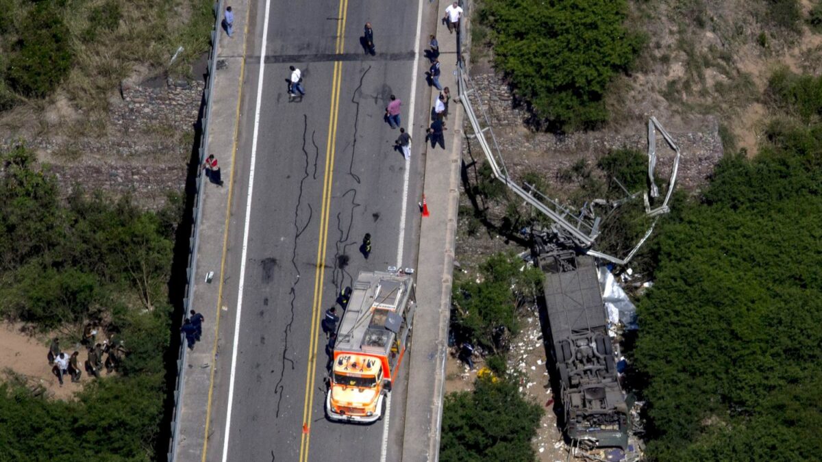 Al menos 41 gendarmes muertos en un accidente de autobús en Argentina