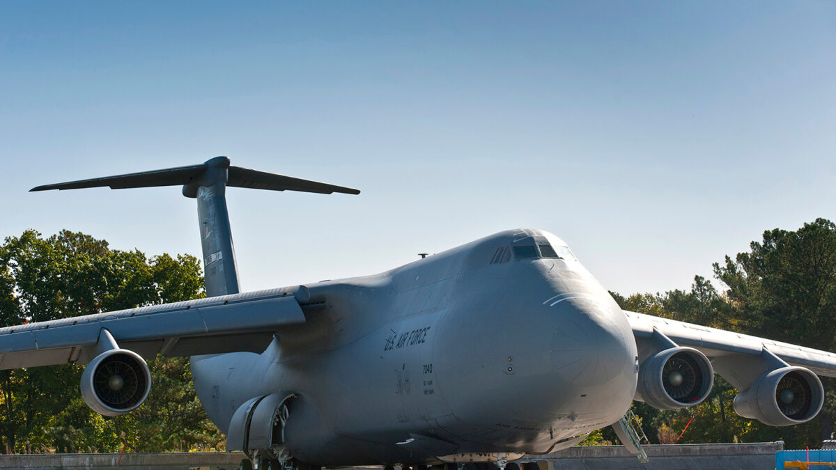 El avión de transporte militar más grande del mundo listo para despegue