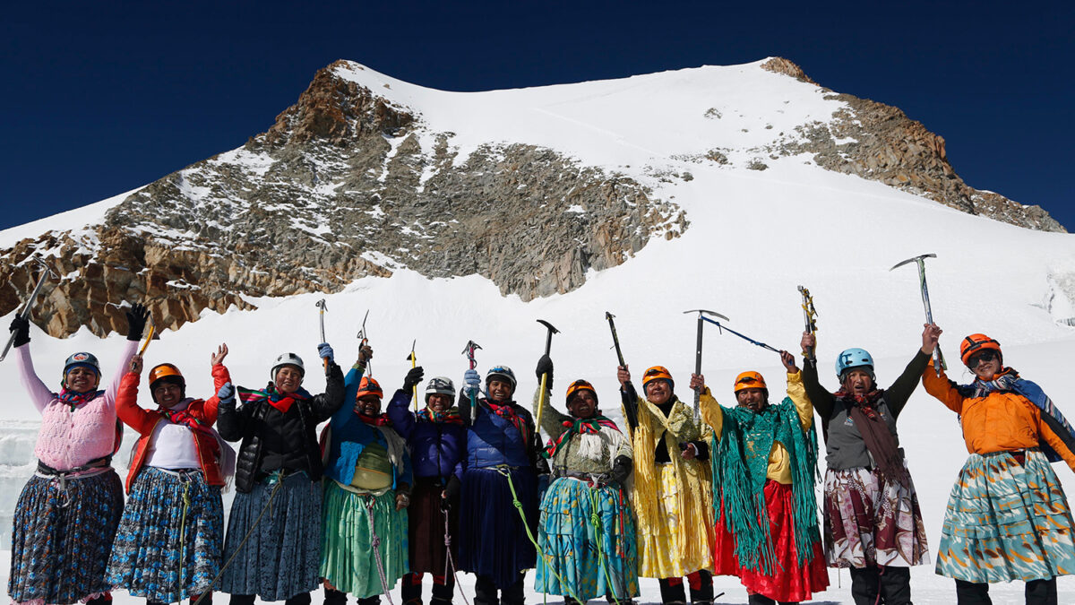 Las mujeres con faldas tradicionales que desafían a las montañas en Bolivia