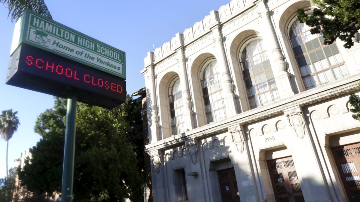 Cierran todas las escuelas de Los Ángeles por una amenaza de bomba