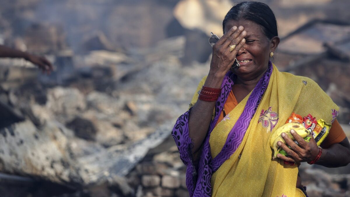 Un gran incendio en las chabolas de Bombay mata a dos personas y arrasa 1.000 casas