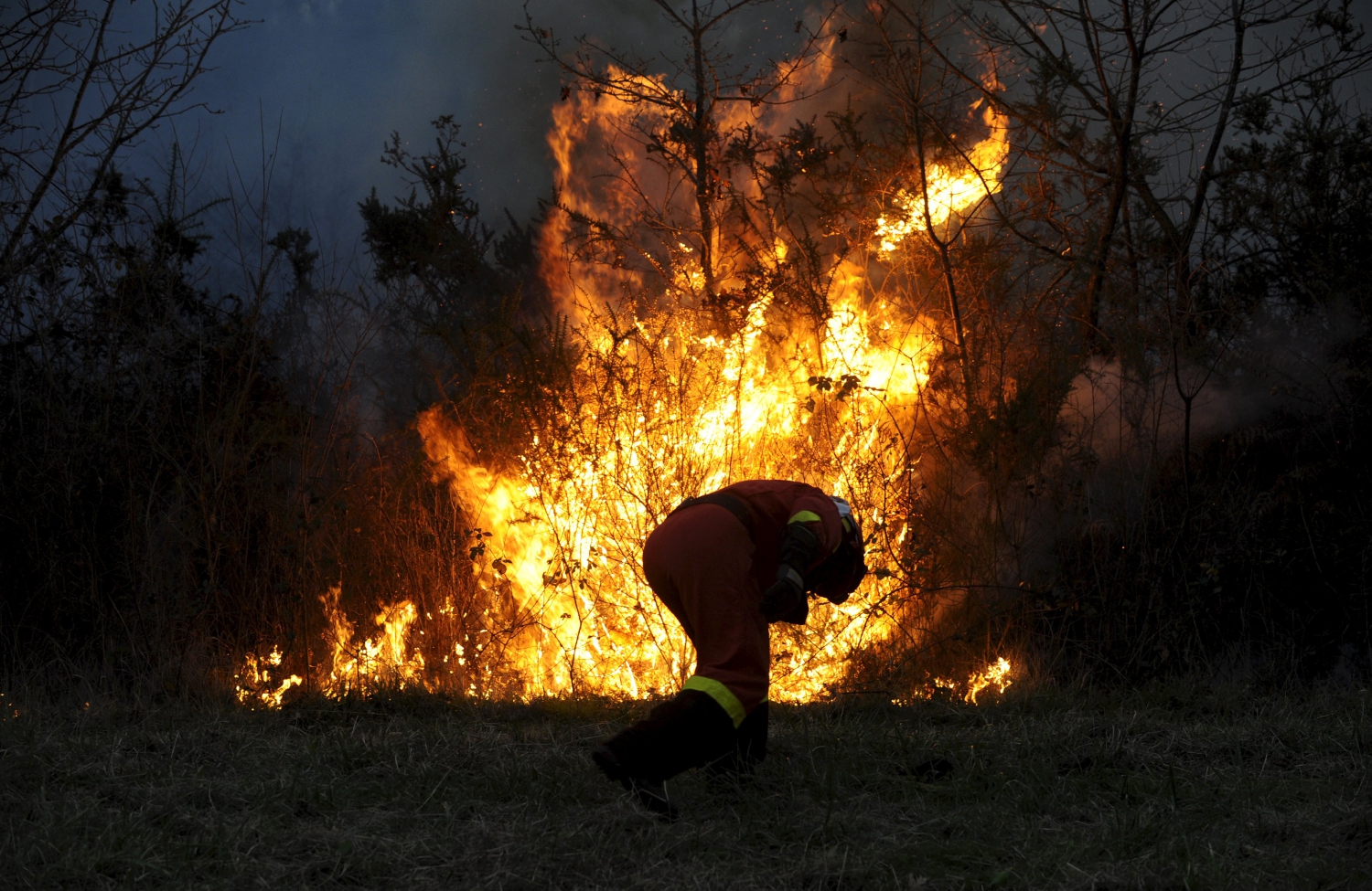 La lluvia frena el avance de cien incendios en el norte de España